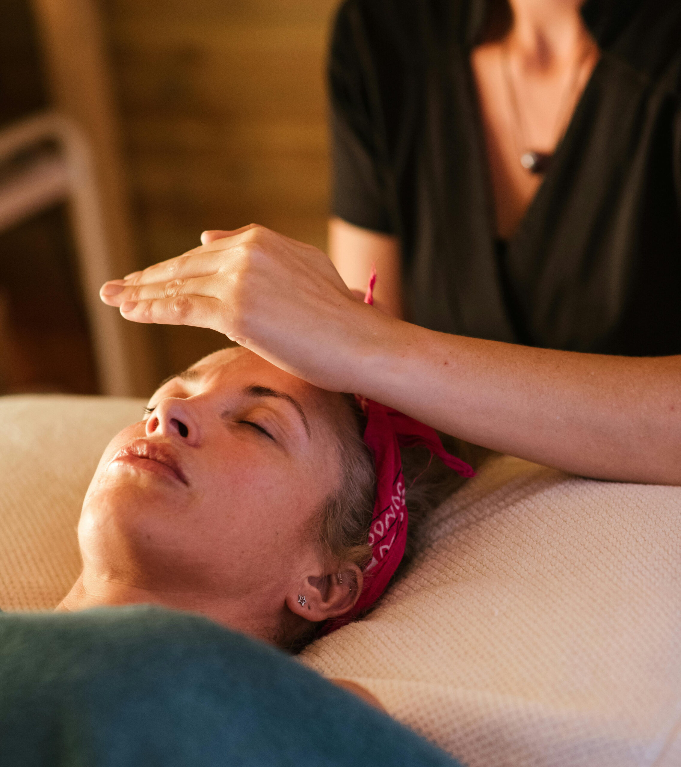 Photo de soin énergétique par apposition des mains pour dénouer l'anxiété à Puteaux.
