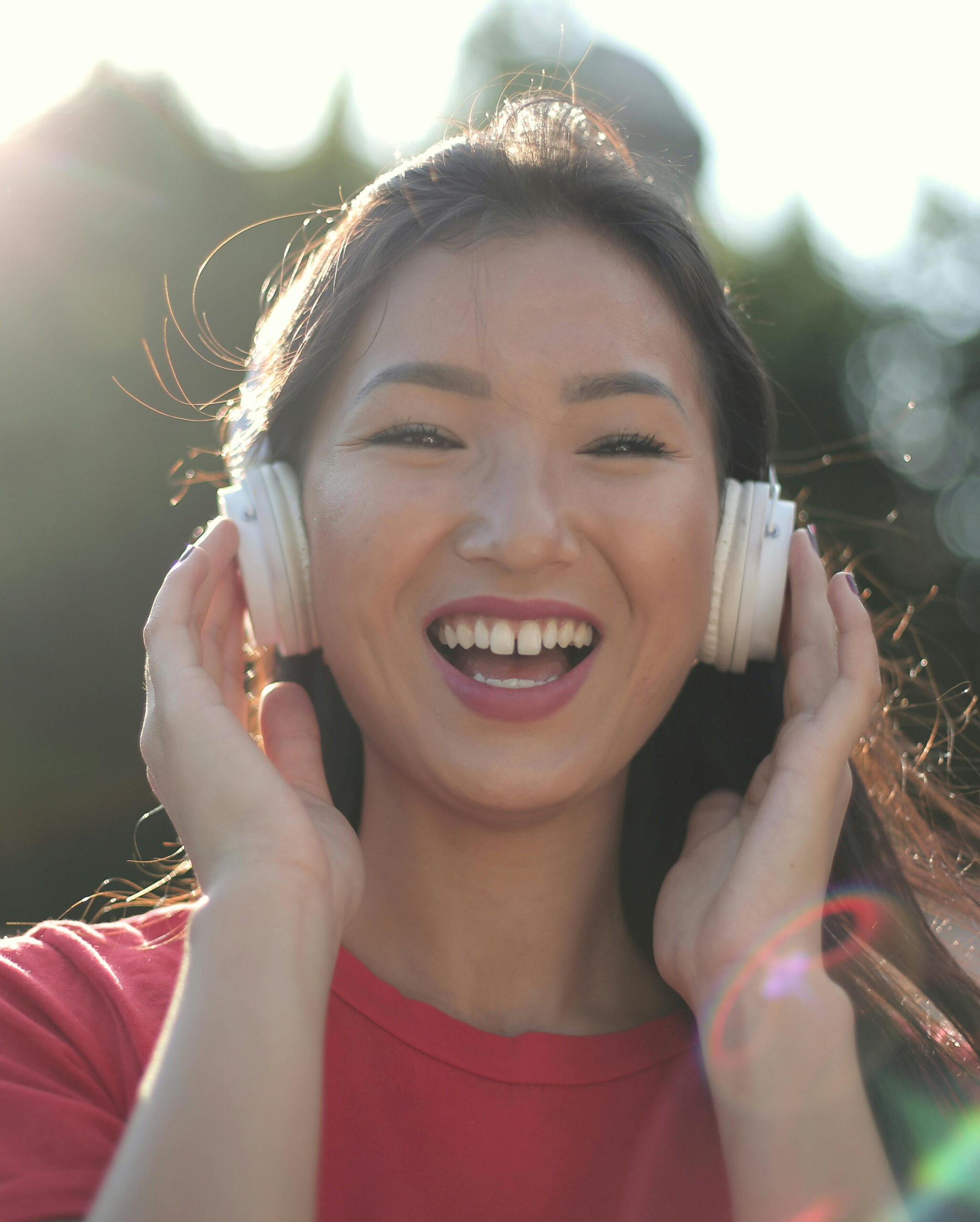 Jeune personne souriante profitant de la vie avec sérénité après avoir arrêté de fumer par hypnose