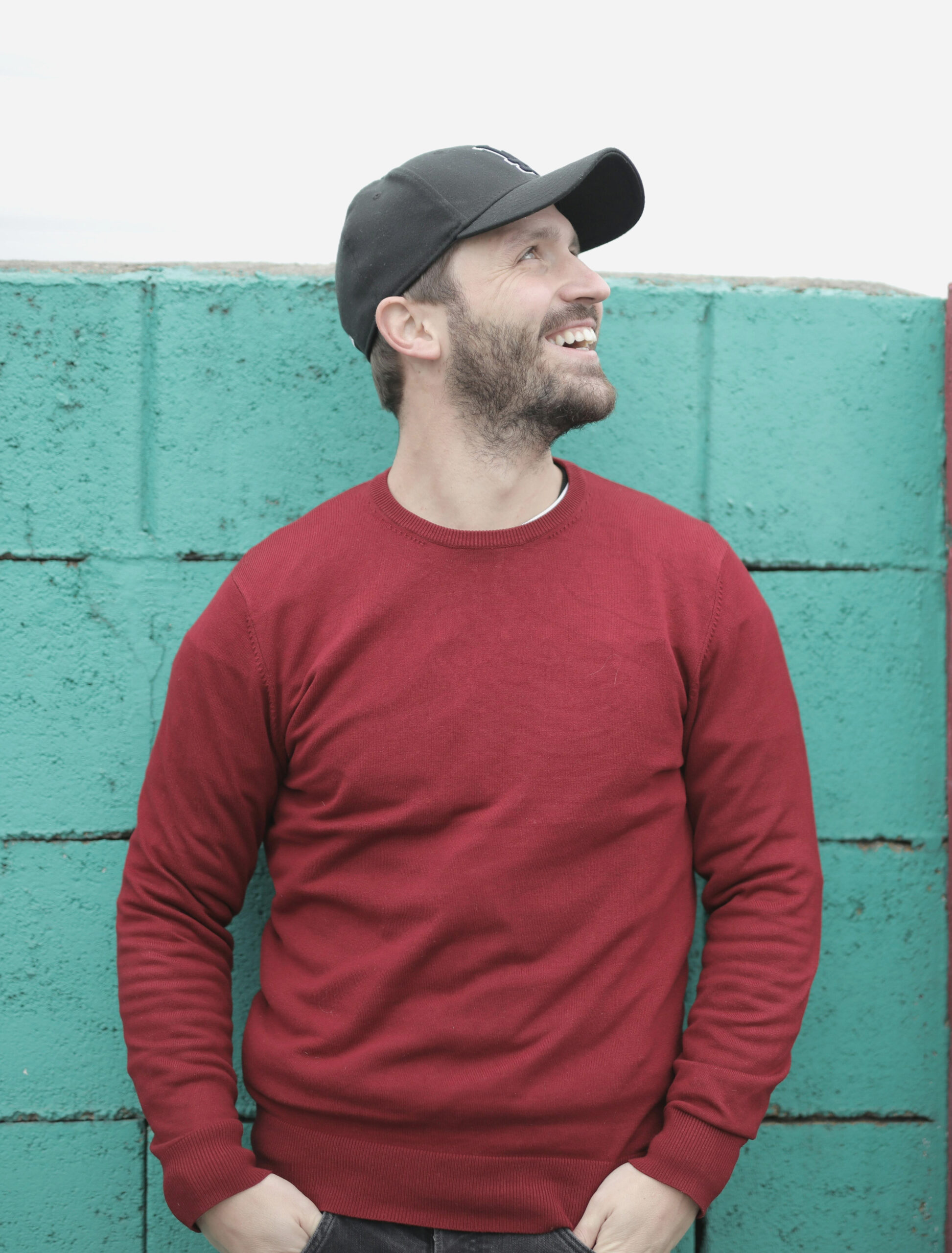 Personne apaisée respirant librement dehors après avoir arrêté de fumer par hypnose.